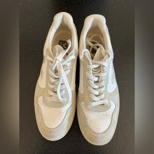 Veja v-10 sneakers • size 9 • cream beige
